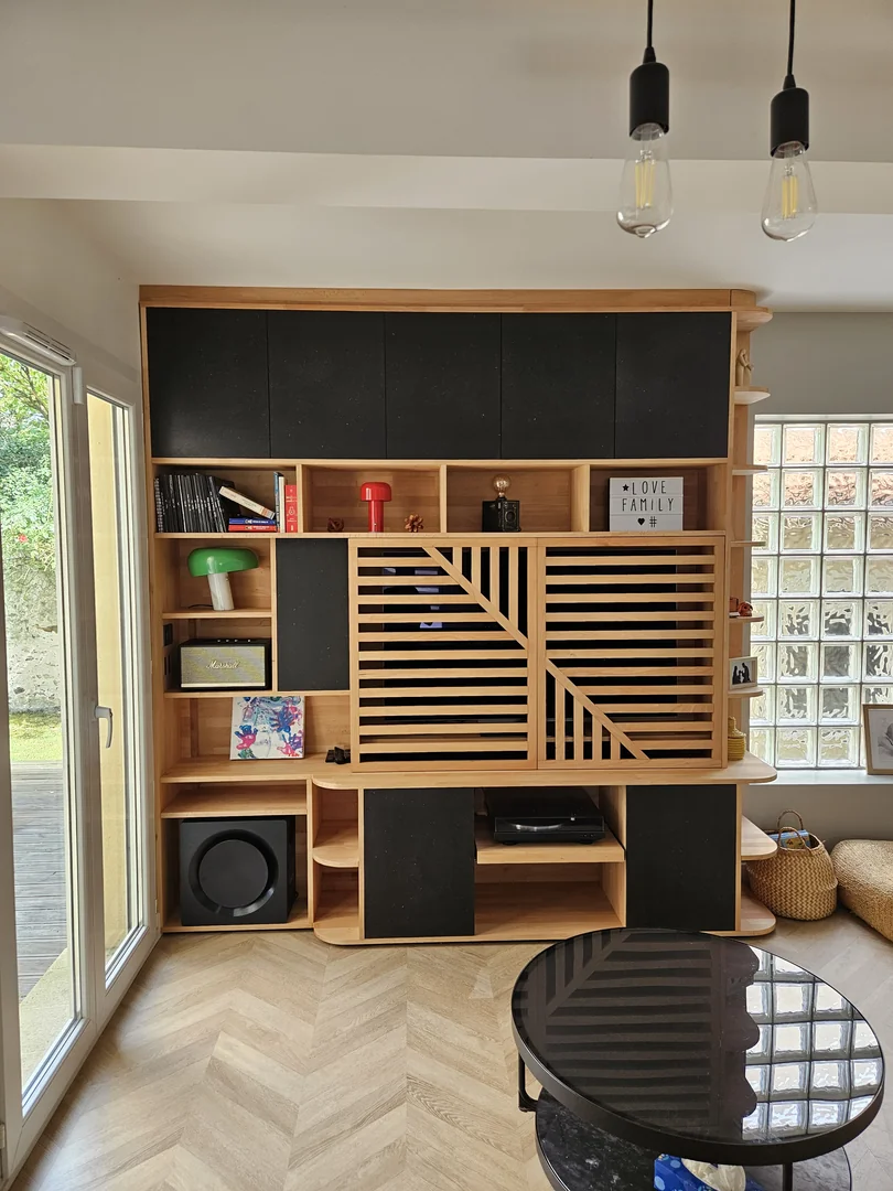 Meuble TV sur mesure avec portes ajourées coulissantes - Ameublement Pradel